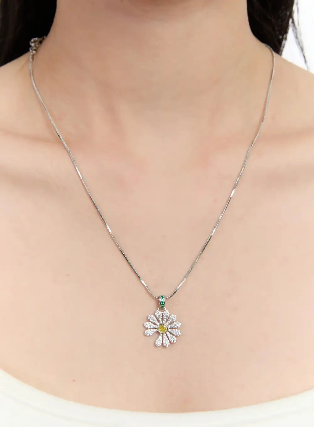 Daisy Crystal Pendant Necklace