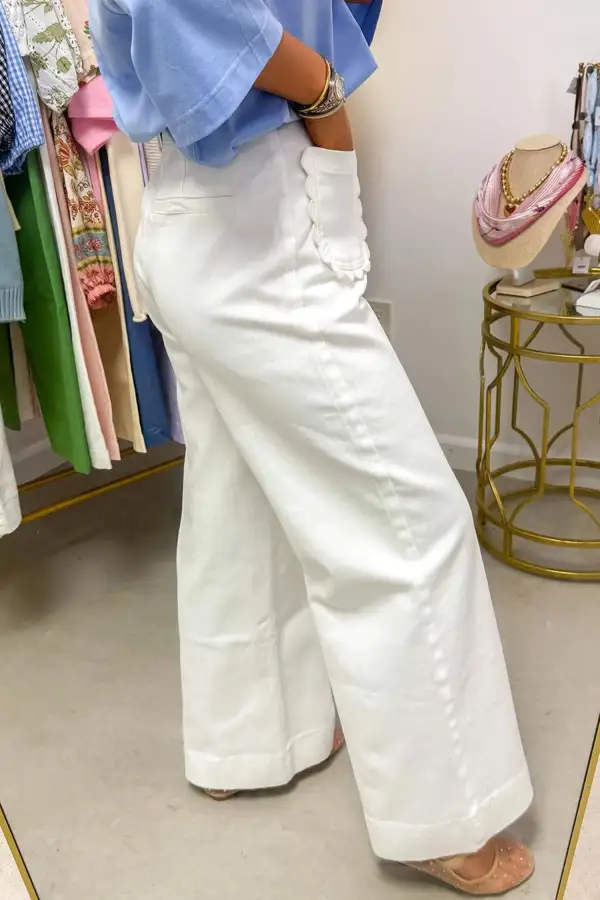 Women's Solid Shift Jeans With Scalloped Patch Pockets