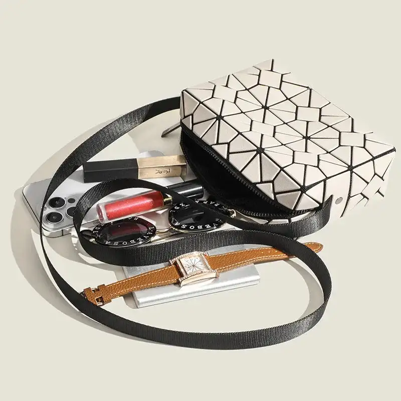 Chic Everyday: Casual Flap-Closure Crossbody Bag