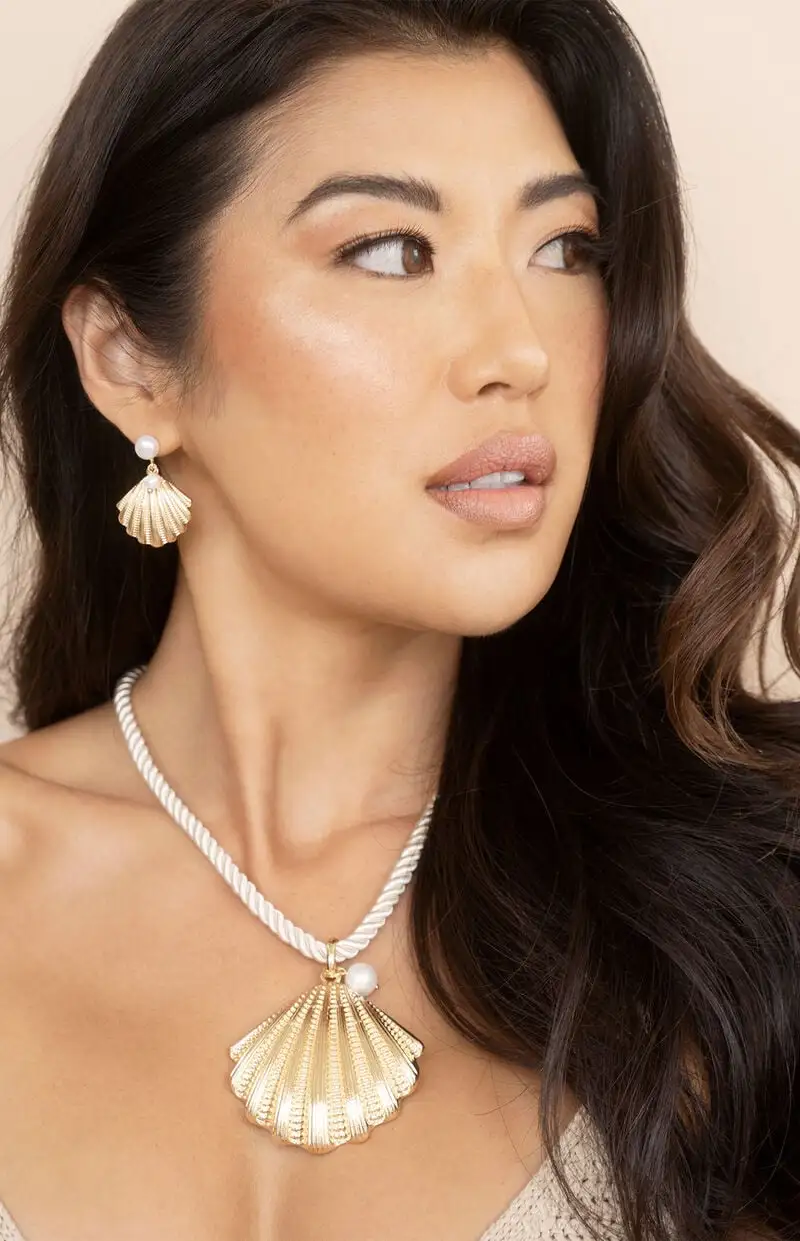 Ettika Scallop Shell Pendant Necklace