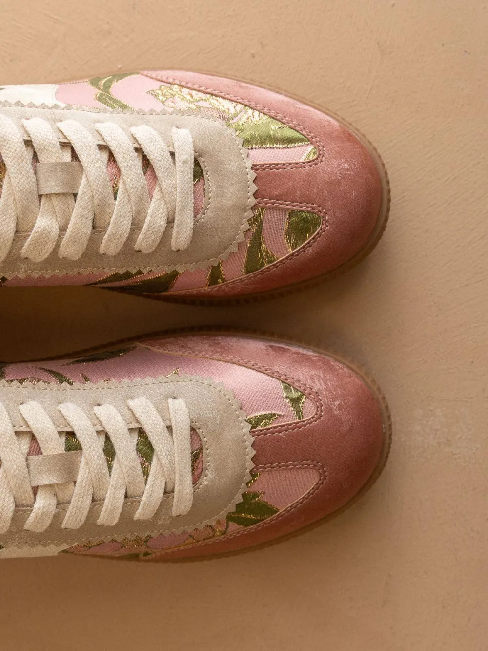 Low Top Easygoing Sneakers