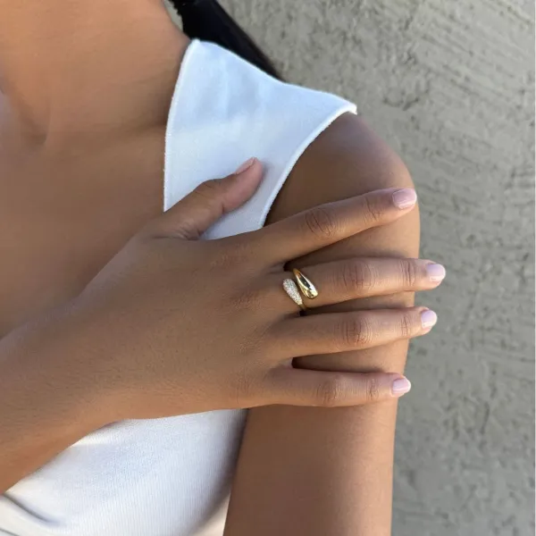 Refined Crystal Fashion Ring