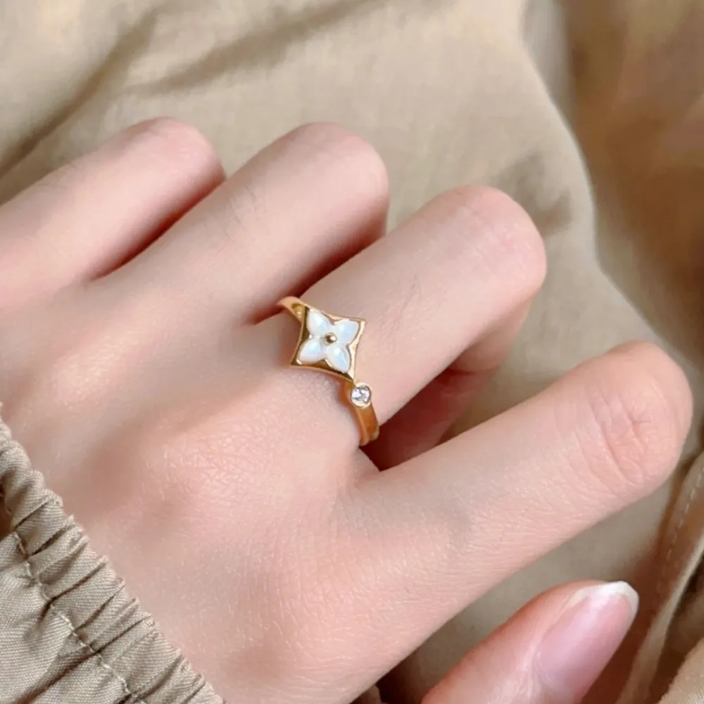 ✨ A Little Detail That Changes Everything.  Delicate, elegant, and effortlessly beautiful. This floral-inspired ring adds the perfect touch of shine to your everyday look. 🤍