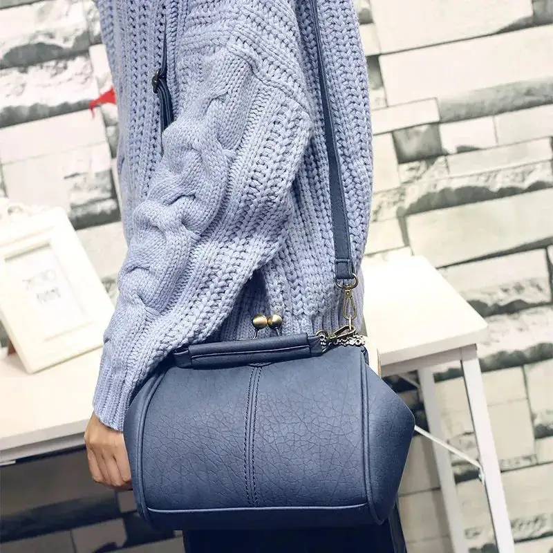 Sophisticated Detail: Luxury Clip-Closure Shoulder Bag