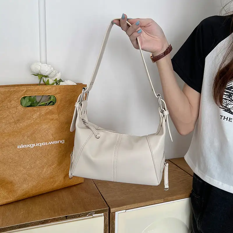 Roomy Slim Baguette Bag