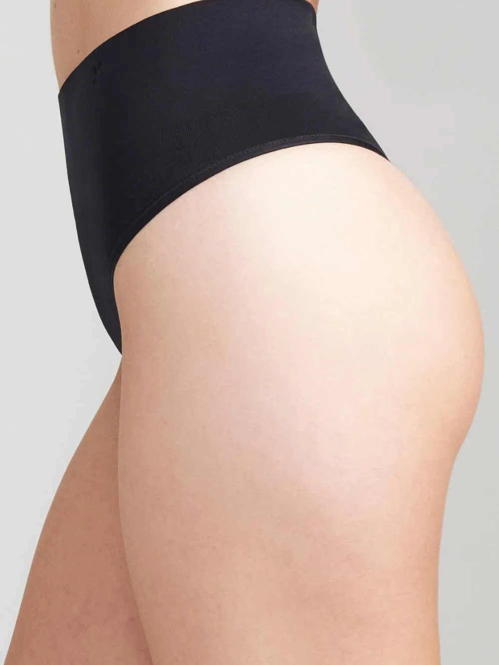 Seamless Light Shaping Thong