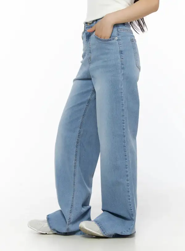 Wide-Fit Wash Low-Rise Baggy Jeans