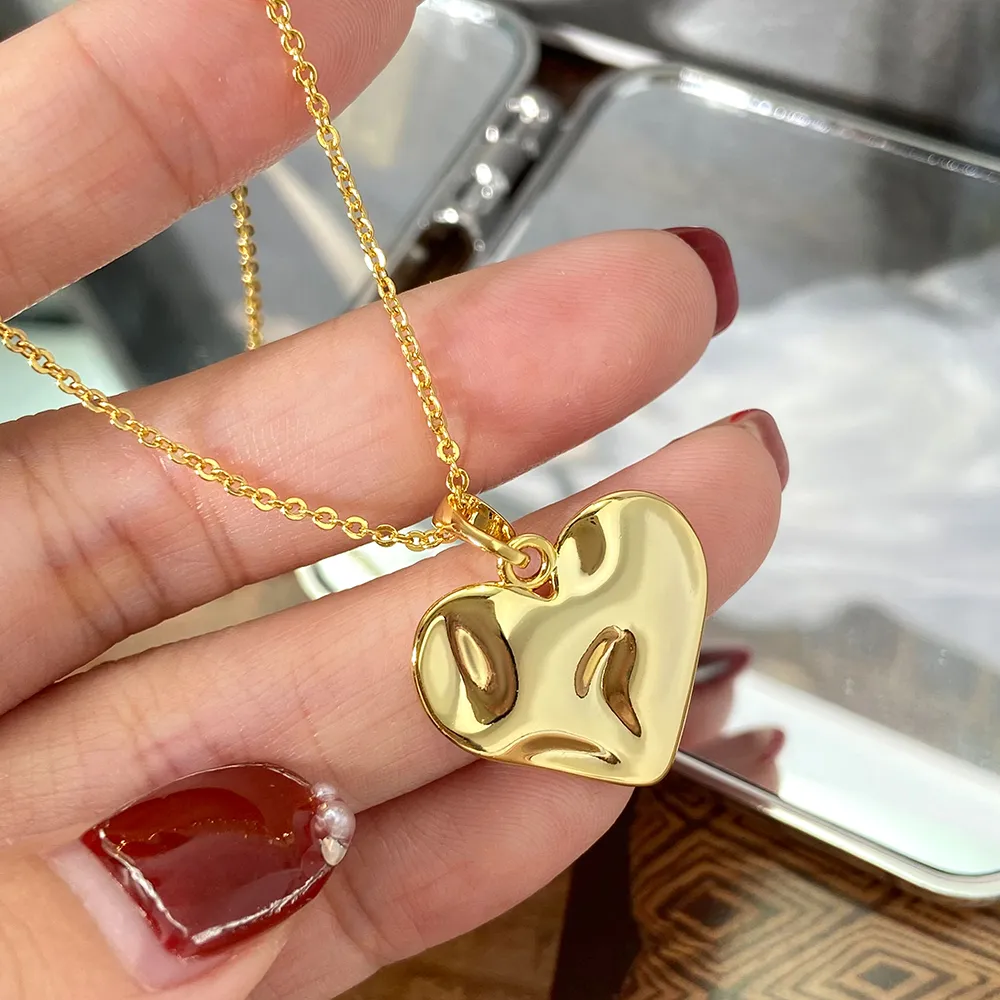 Heart Detail Organic Shape Pendant Necklace