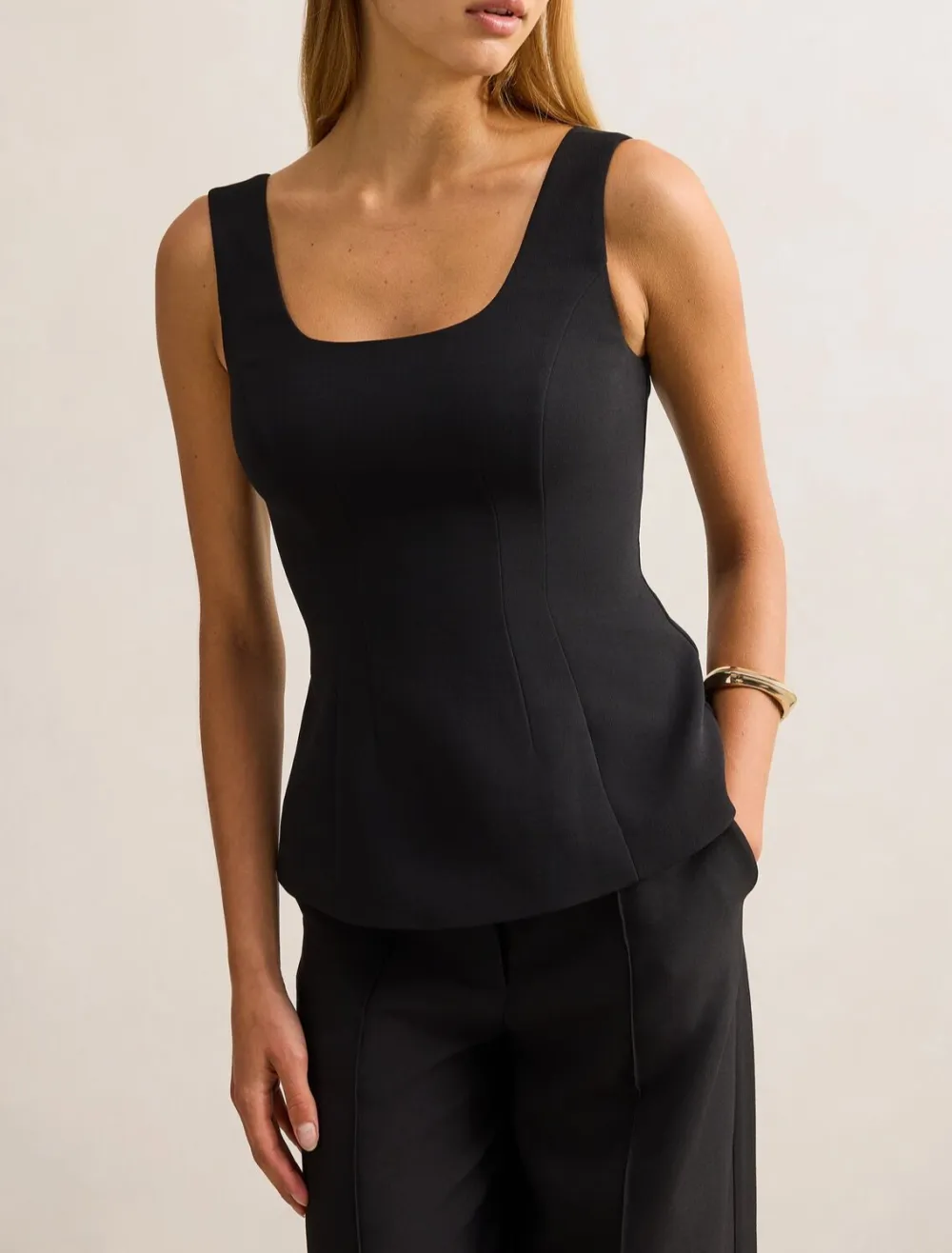 Black Square-Neck Sleeveless Form-Fitting Top