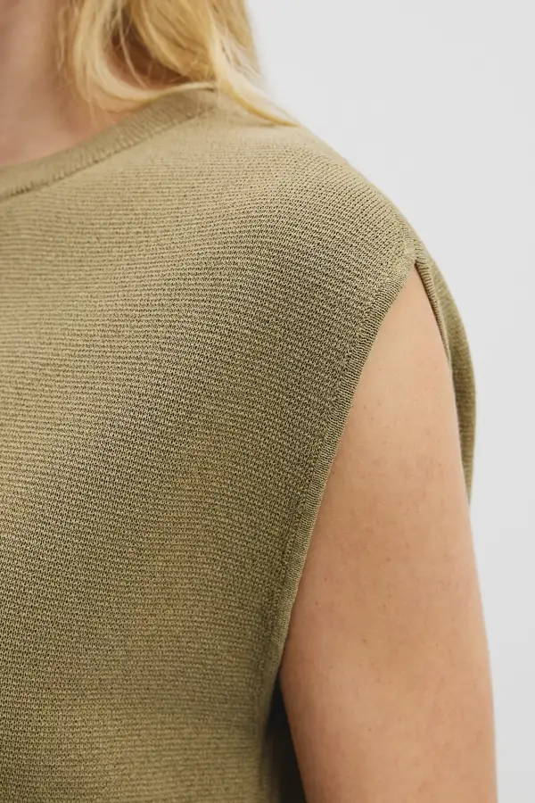 Women's Sleeveless Sweater