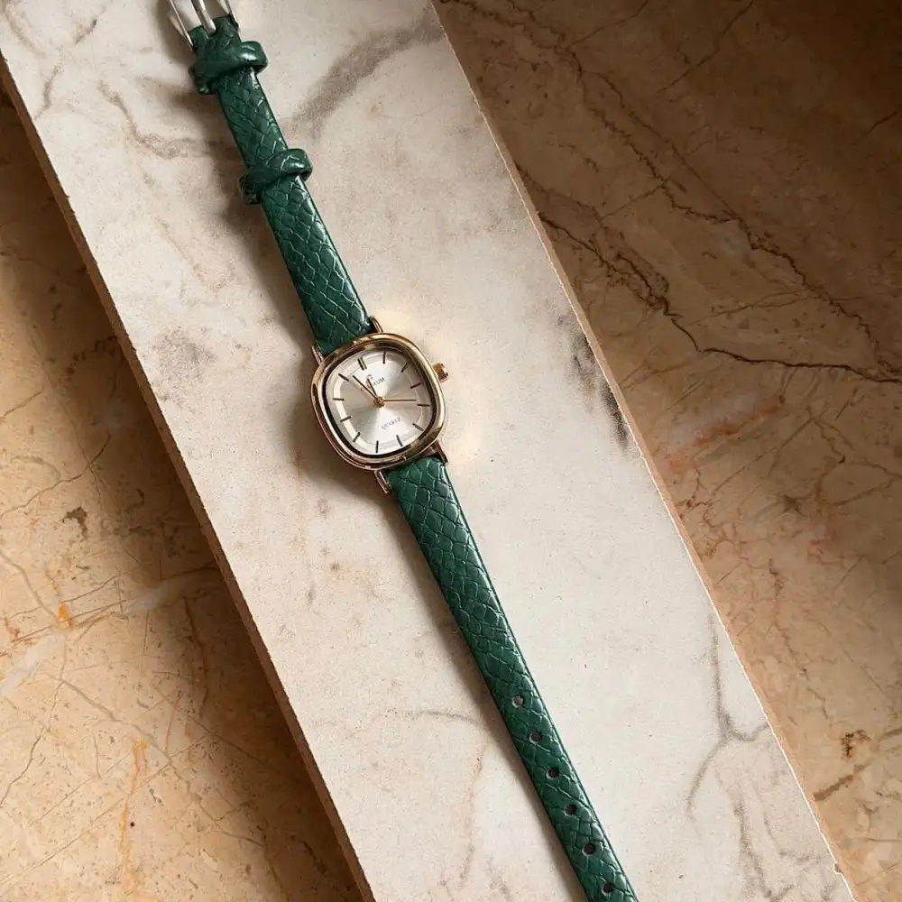 Elegant Leather Strap Vintage Watch