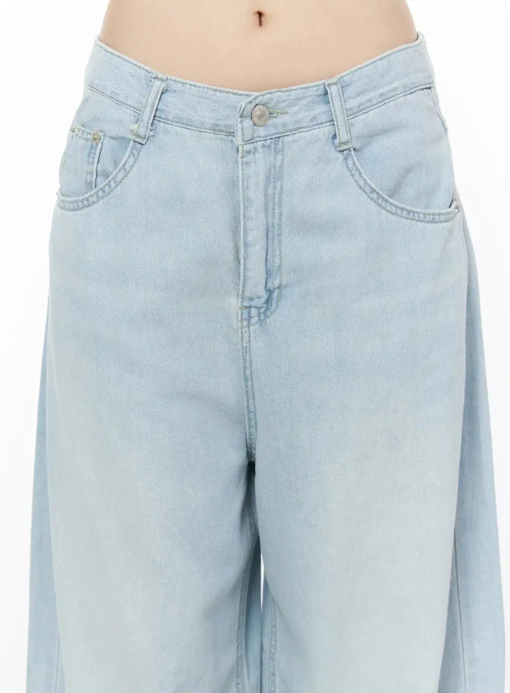 Loose Fit Light-Washed Jeans