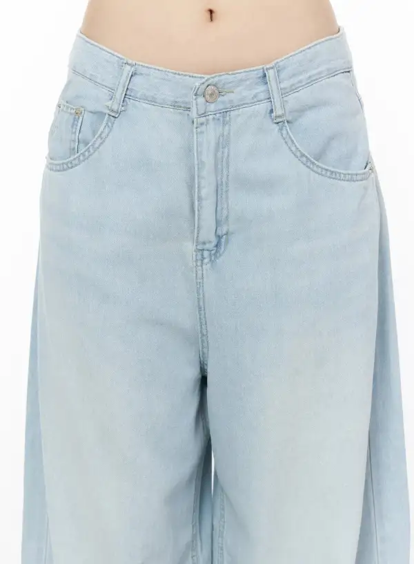 Loose Fit Light-Washed Jeans