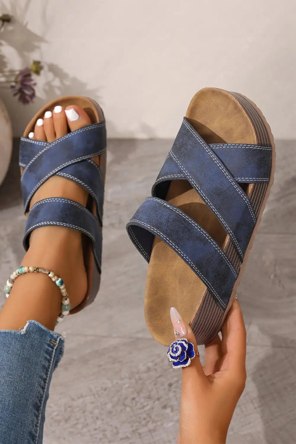 Distinctive Contrast Stitch Crossband Platform Sandals