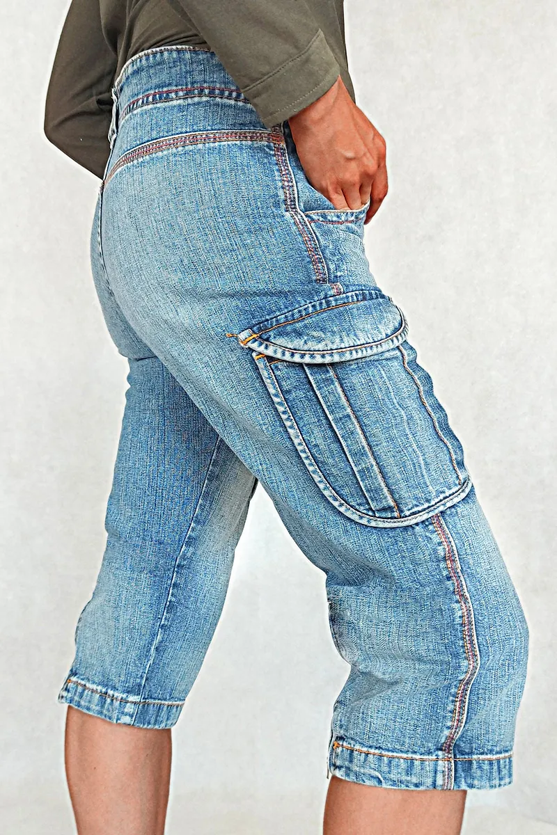 Flap Pocket Low Rise Capri Jeans