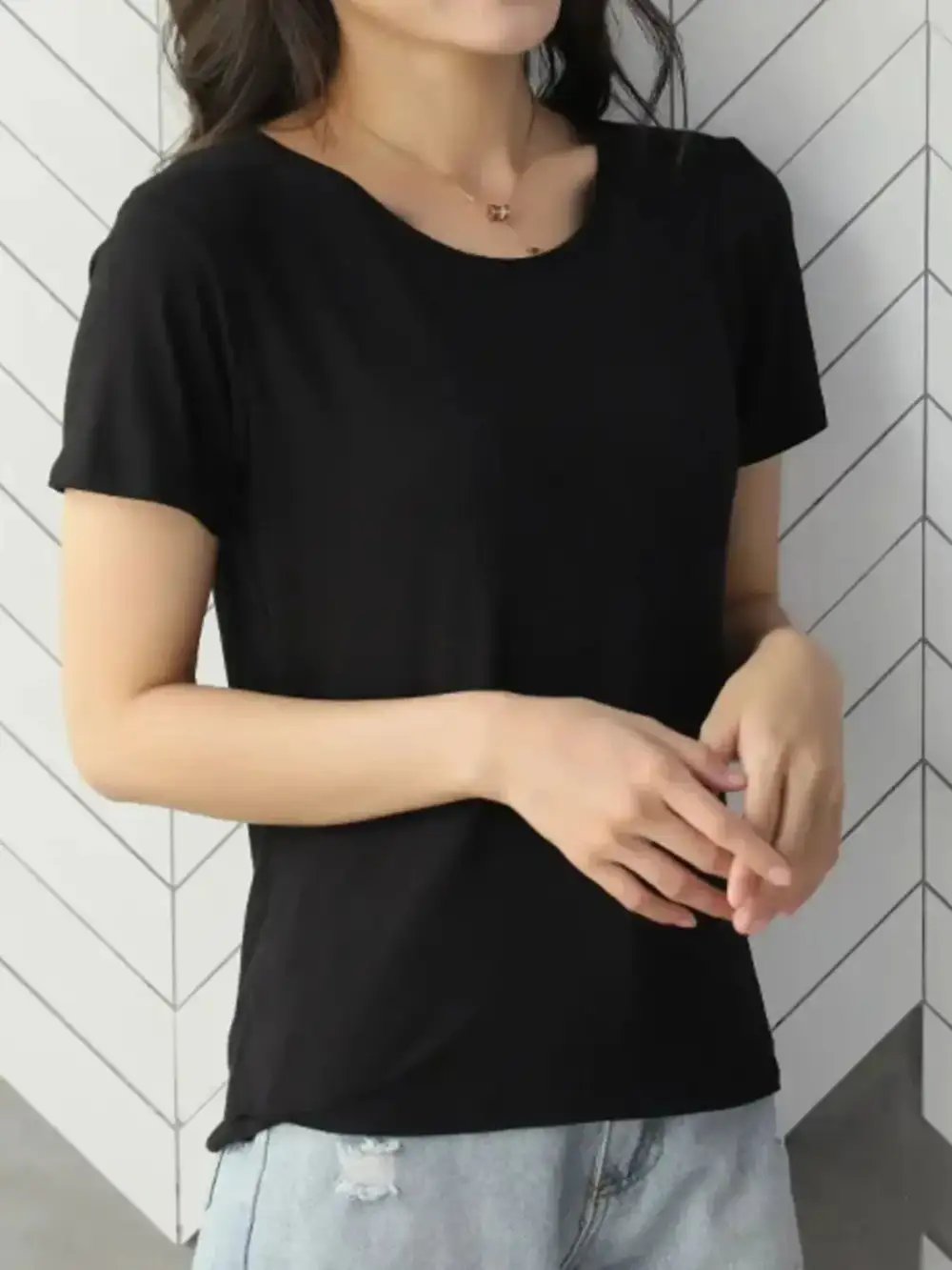 Delicate Round-Neck Short-Sleeve T-Shirt