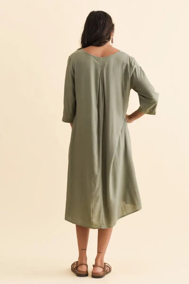 Knee-Length Linen Pocket Round-Neck Three-Quarter-Sleeve Draped Relaxed Dress