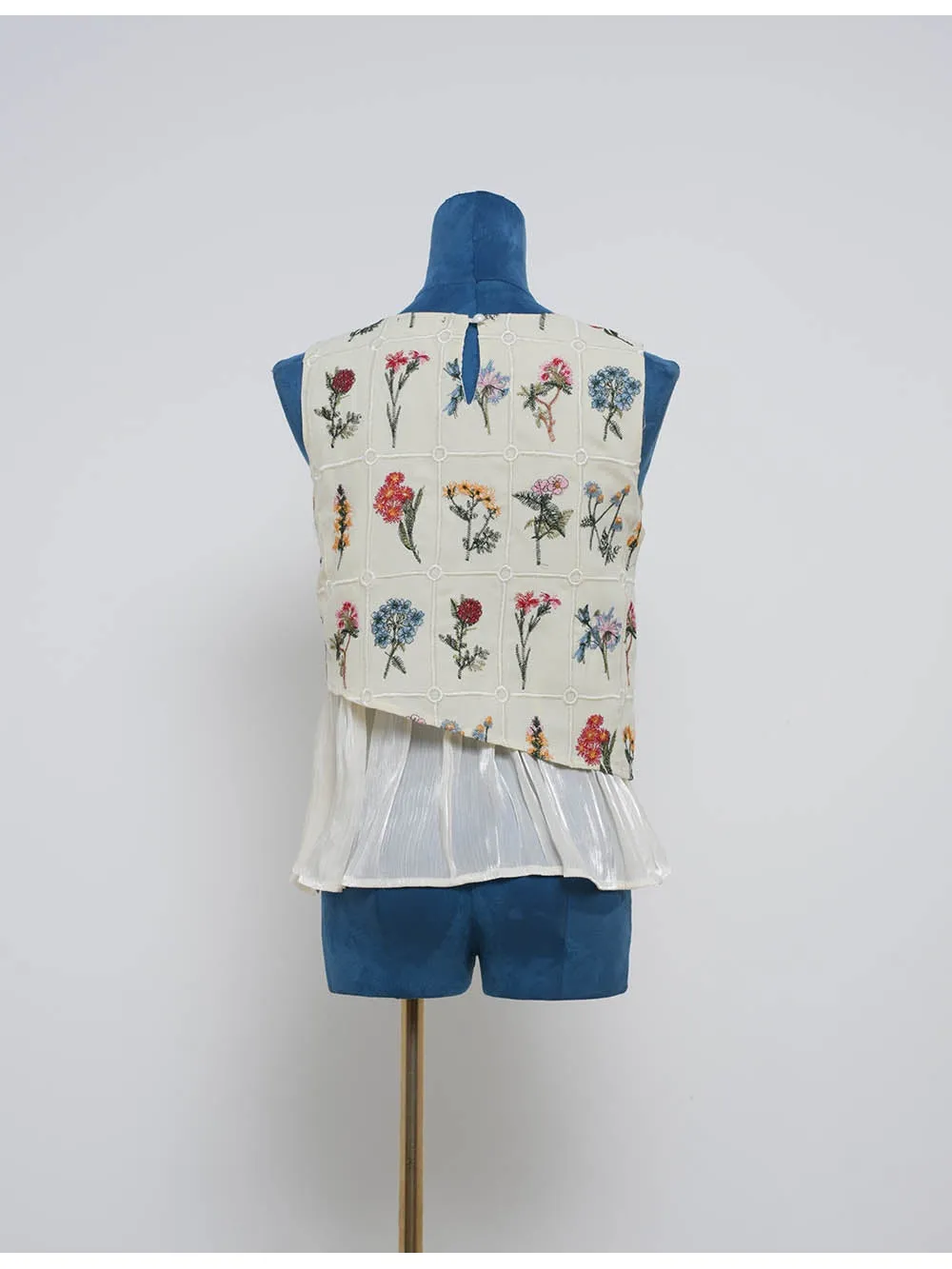 Embroidery Round Neck Sleeveless Top