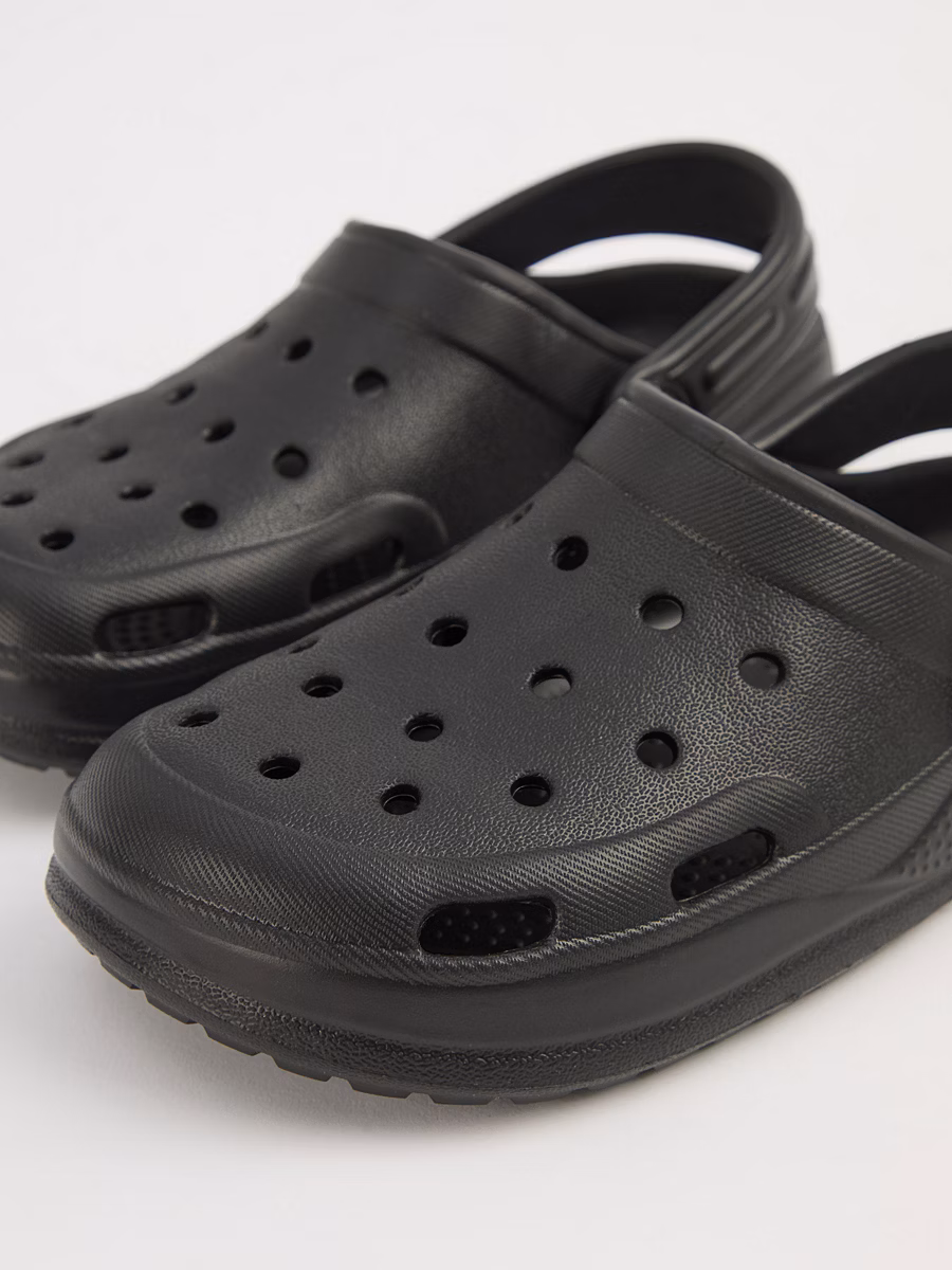Black Clogs Style Shoes detail 1