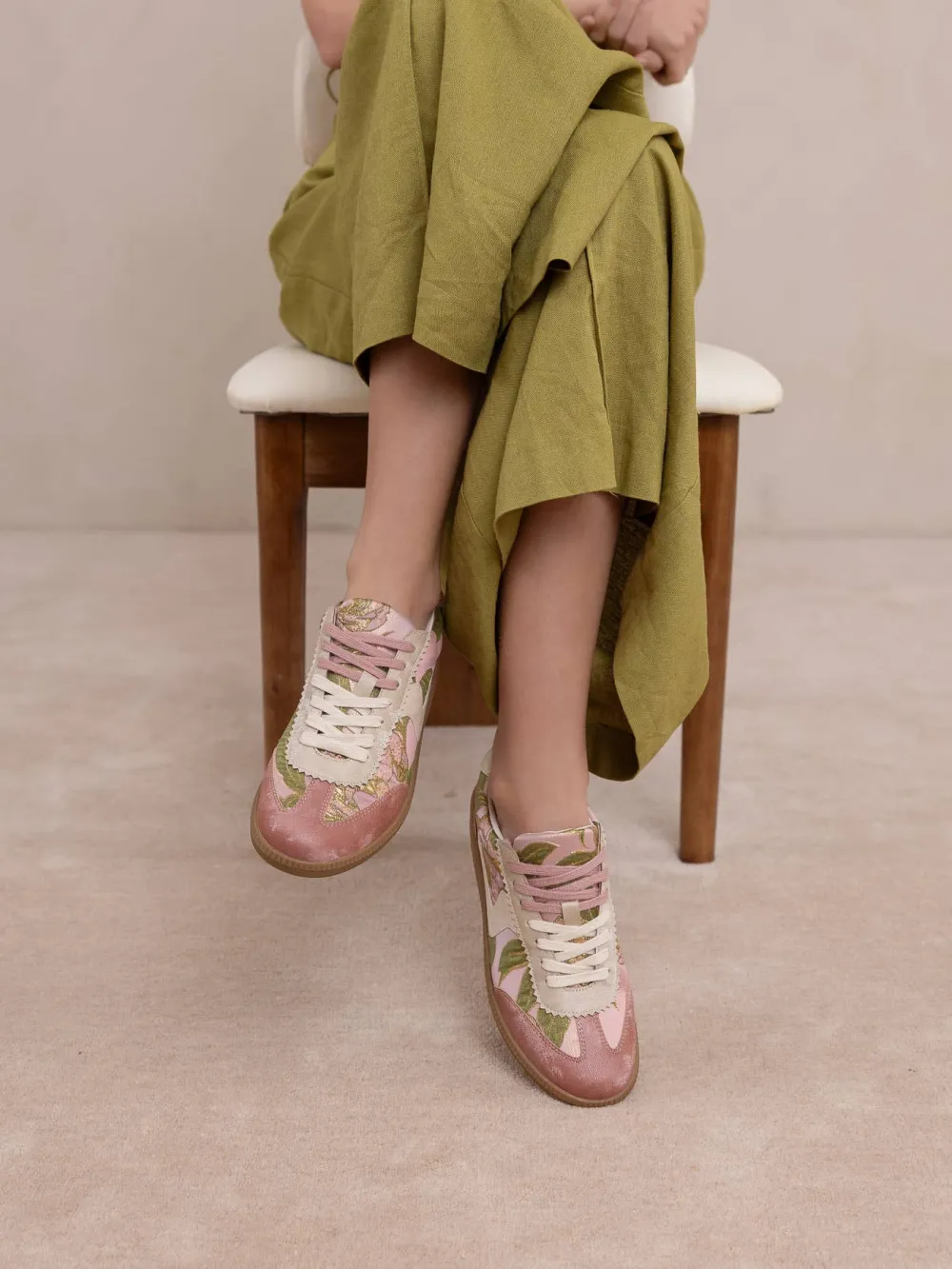 Low Top Easygoing Sneakers