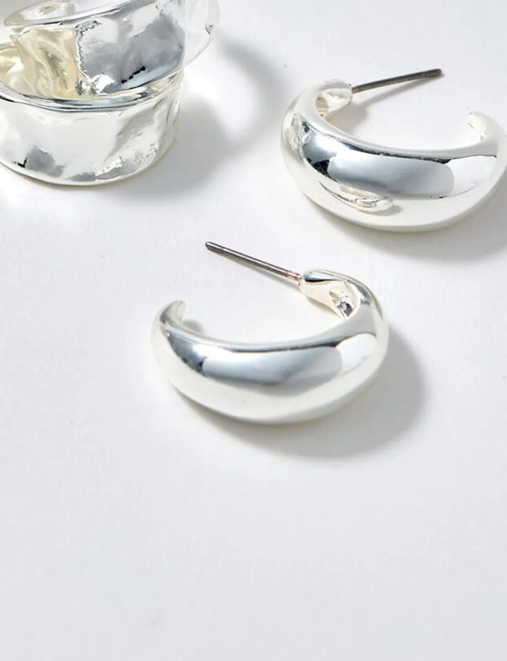 Three-Piece Earrings With Geometric Minimalist Lines