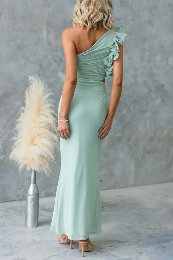 Sophisticated Sleeveless And Flowing Maxi Skirt