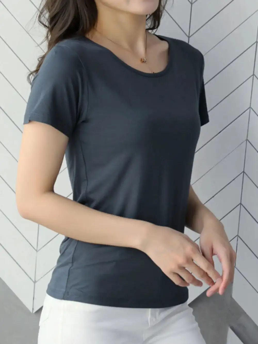 Delicate Round-Neck Short-Sleeve T-Shirt