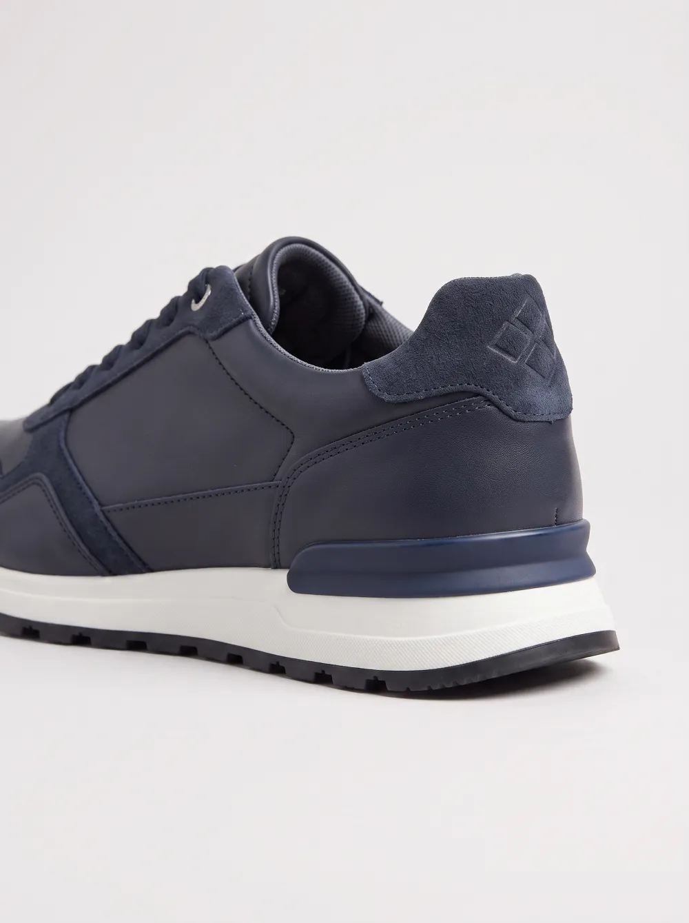 Suede-Panel Low-Top Athletic-Inspired Men's Athletic Sneakers