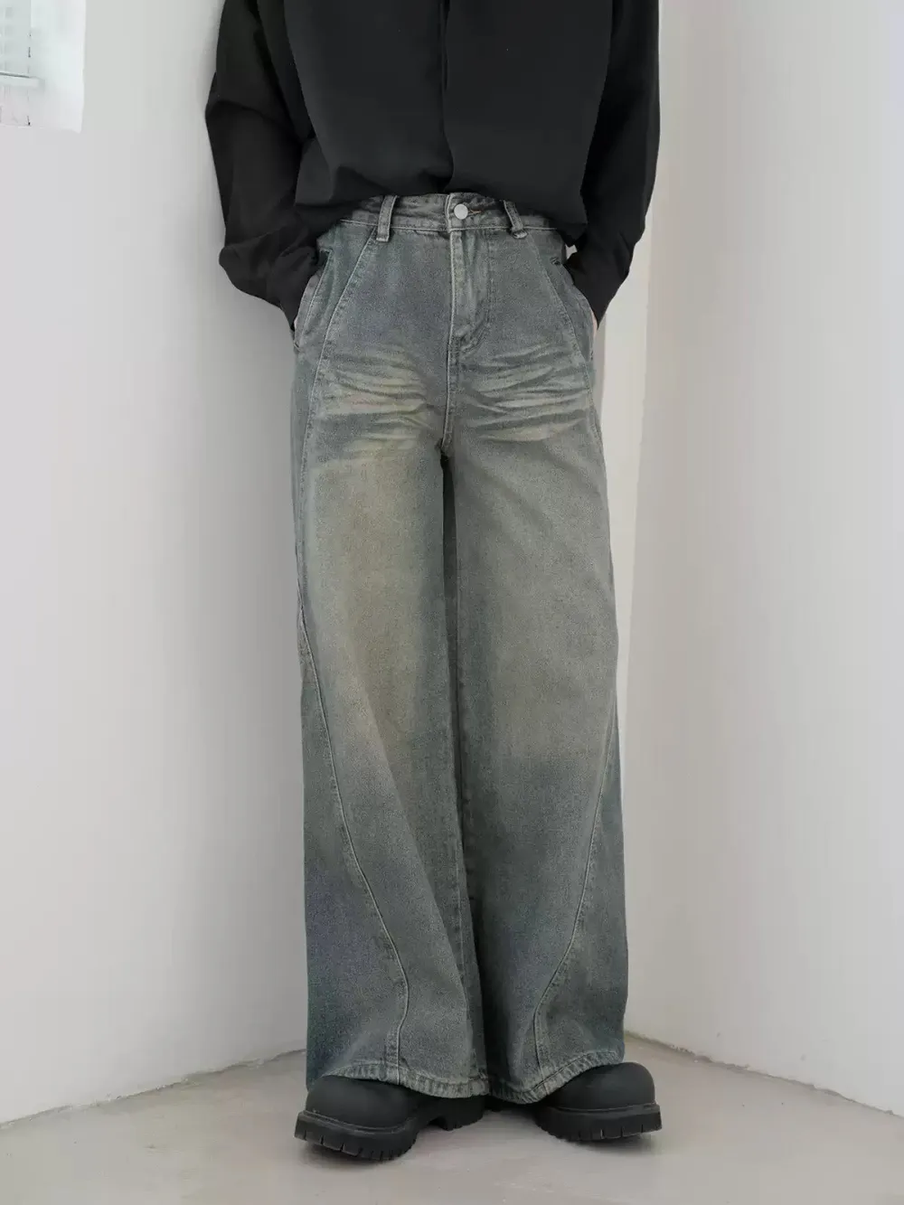 Diagonal Detail Wide Leg Jeans