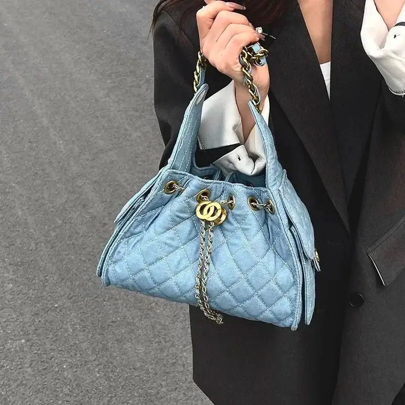Timeless Luxury: Black Genuine Leather Large-Capacity Handbag