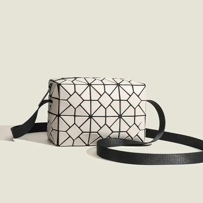 Chic Everyday: Casual Flap-Closure Crossbody Bag