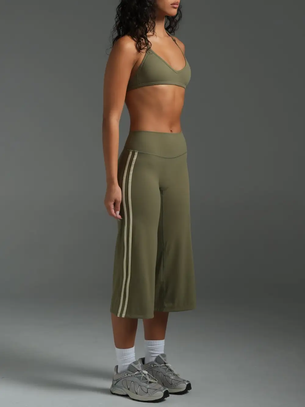 Modern Wide-Leg Striped Scrunch-Detail Sculpting Capri Leggings