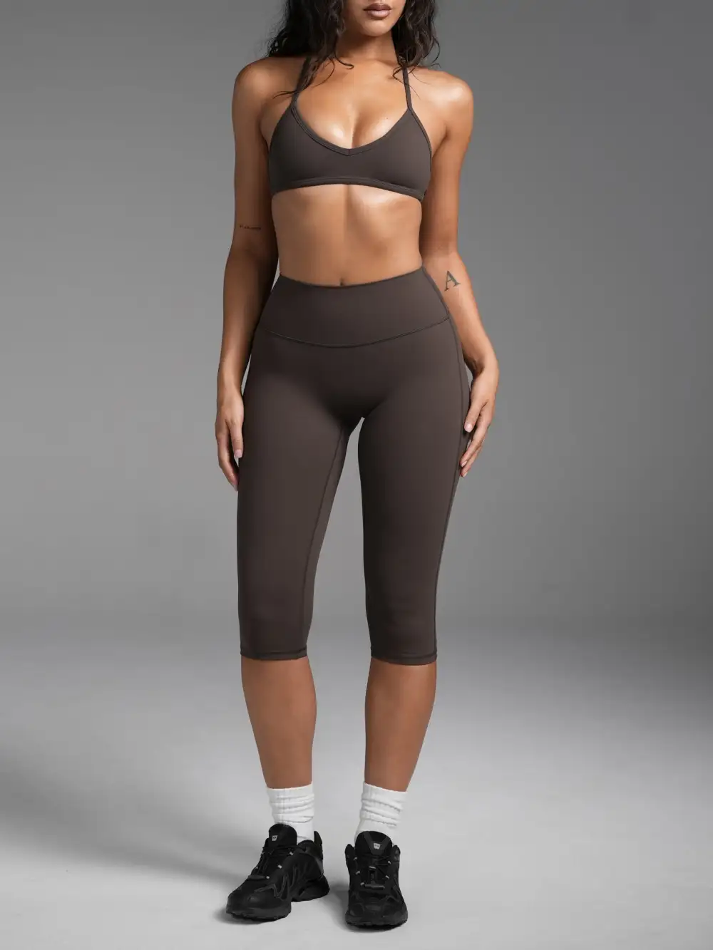 Modern Smooth-Scrunch Scrunch-Detail Capri Leggings