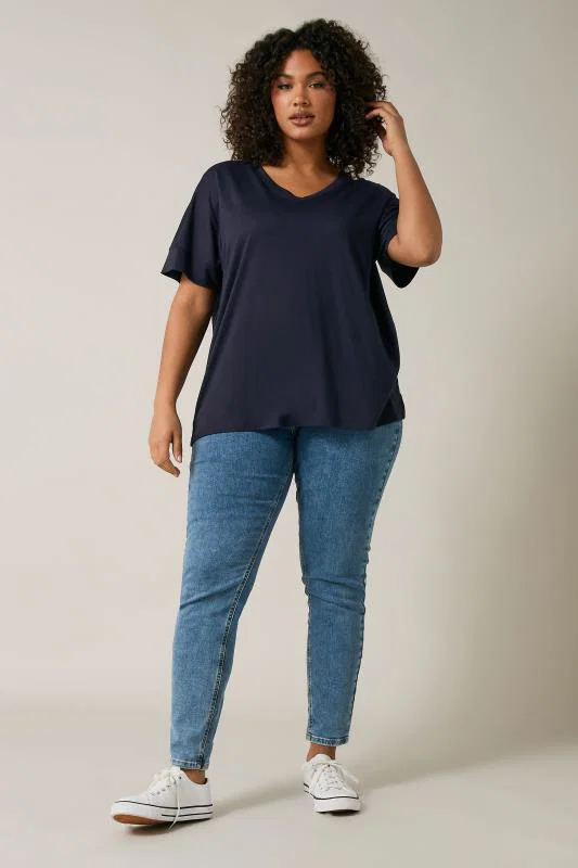 ESSENTIAL 2 PACK Curve Navy Blue & White V-Neck Modal Rich T-Shirts detail 3