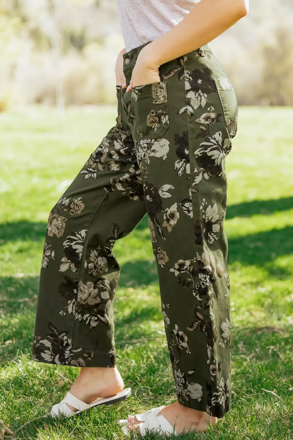 Women's Vintage Floral Print Square Patch Pocket Raw Hem Shift Jeans