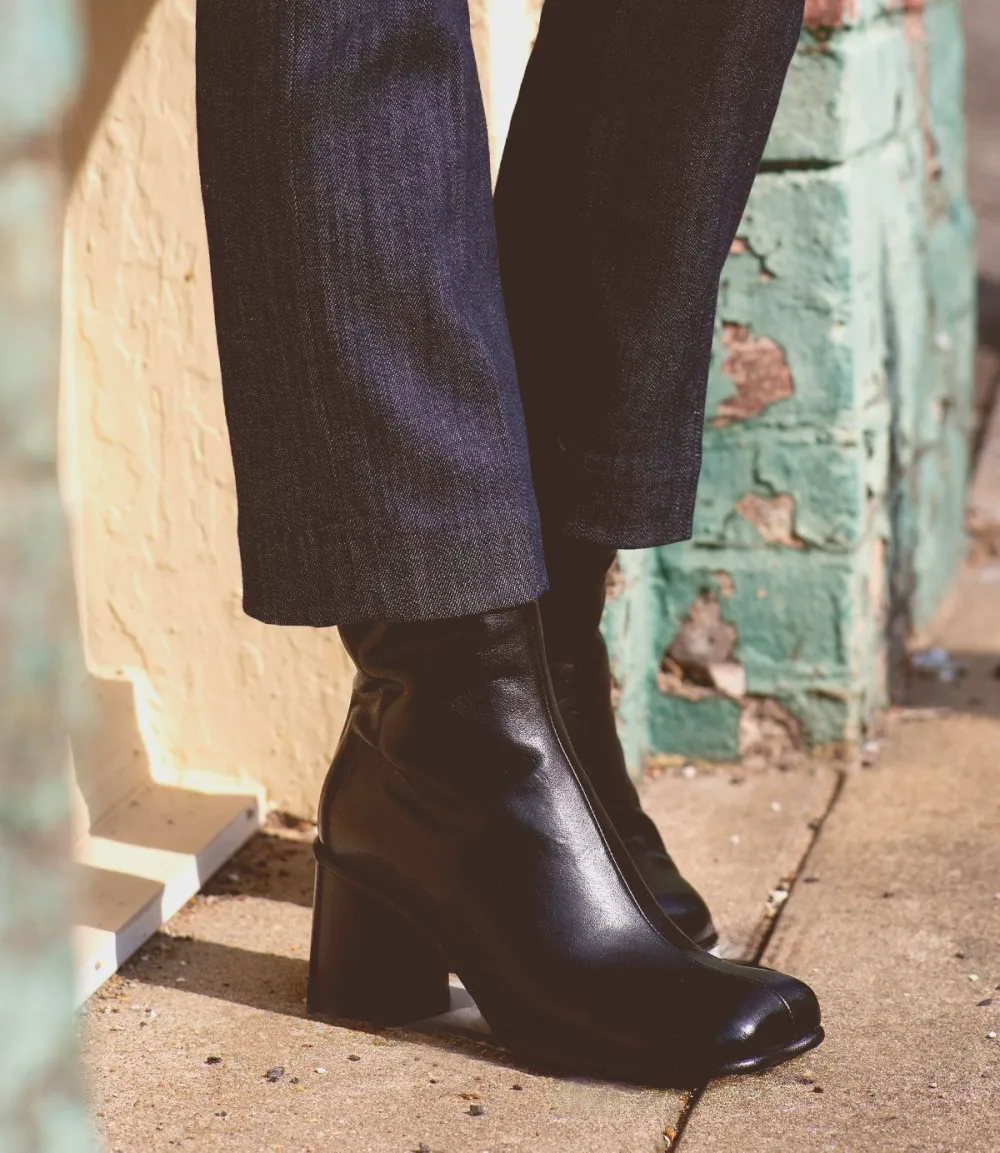 Square-Toe Distressed Heritage Everyday Boots