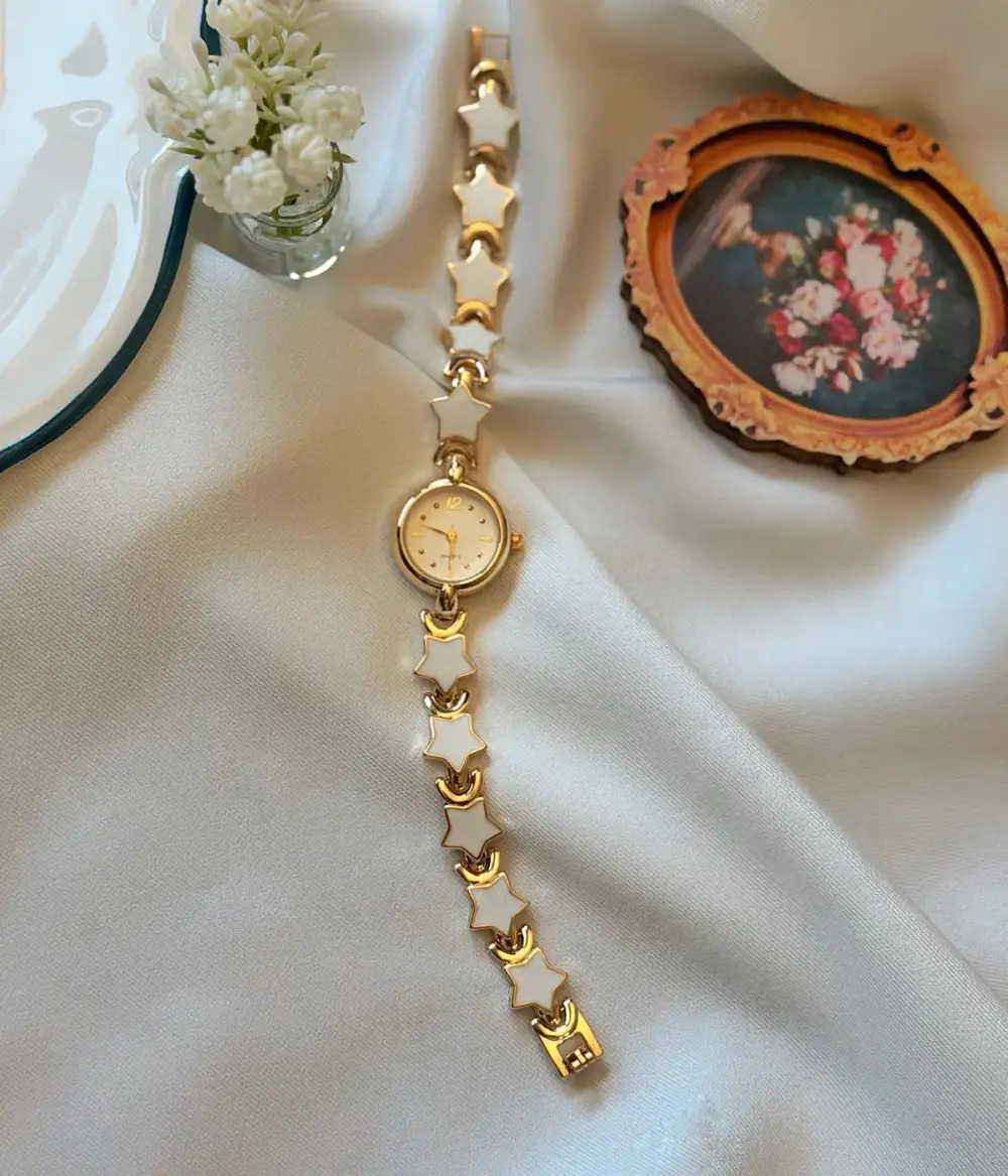 Vintage Star Detail Fashion Watch