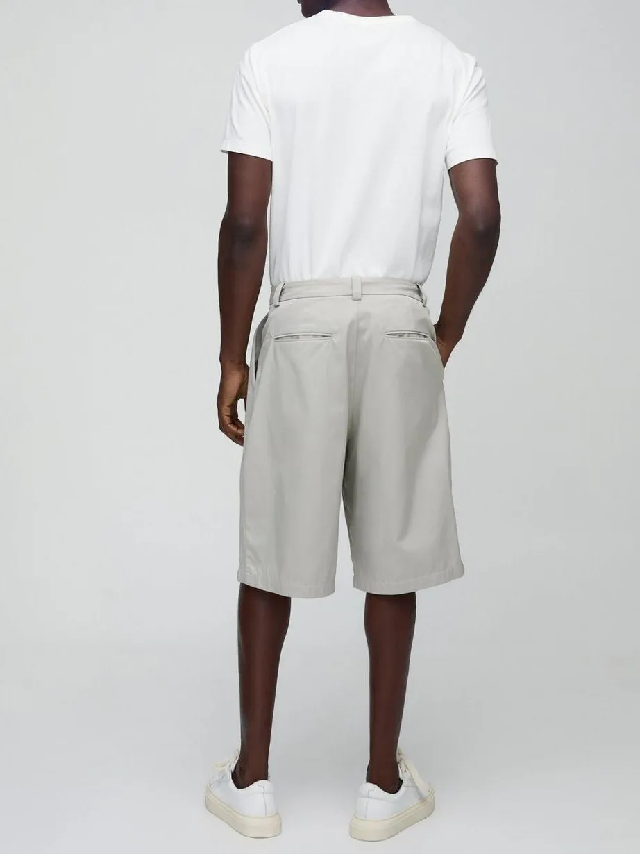 Relaxed Fit Fixed Waistband Pleat Detail Short