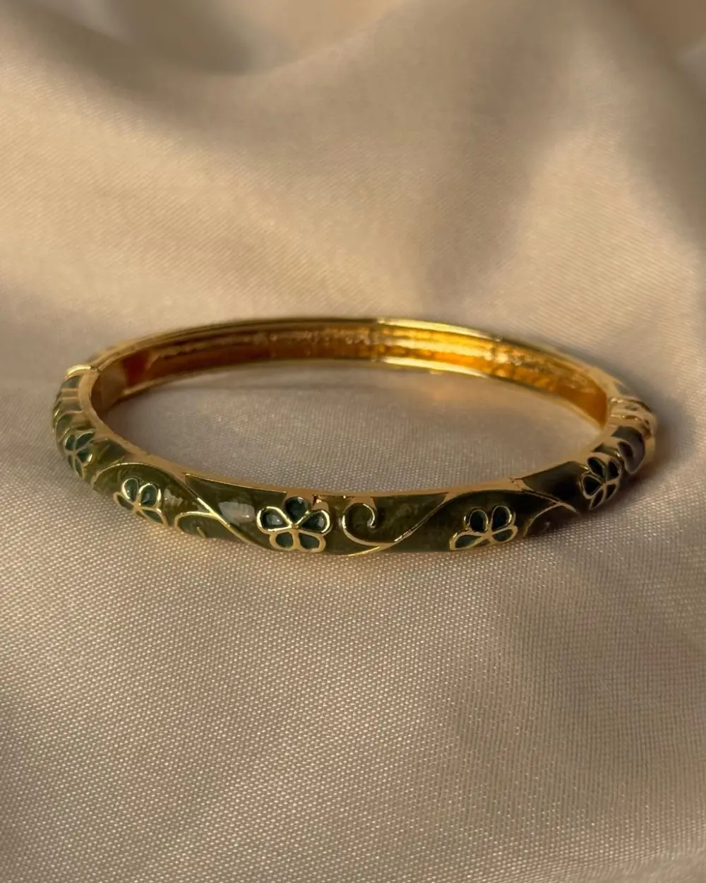 Streamlined Enamel Floral Vintage Fashion Bangle