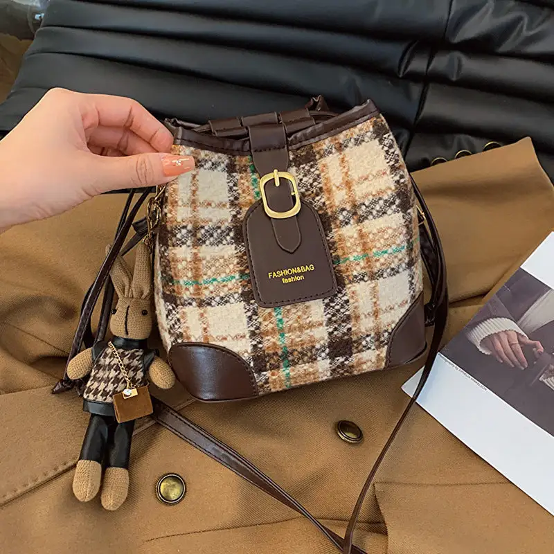 Retro Minimalist: Simple Fashion Bucket Crossbody Bag