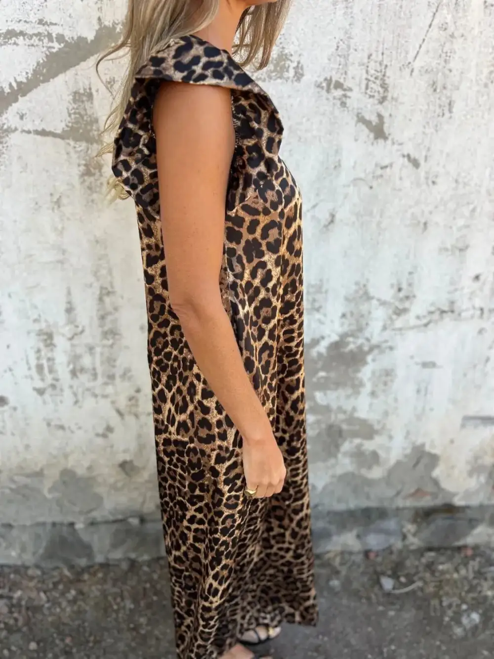 Plus Size V Neck Cap Sleeve Accessory