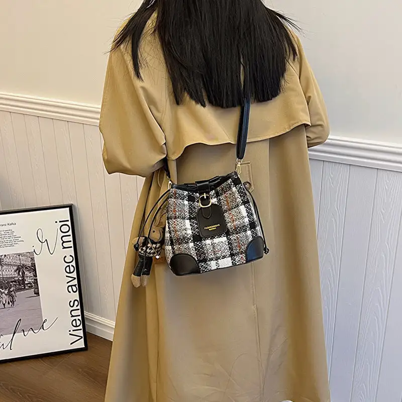 Retro Minimalist: Simple Fashion Bucket Crossbody Bag