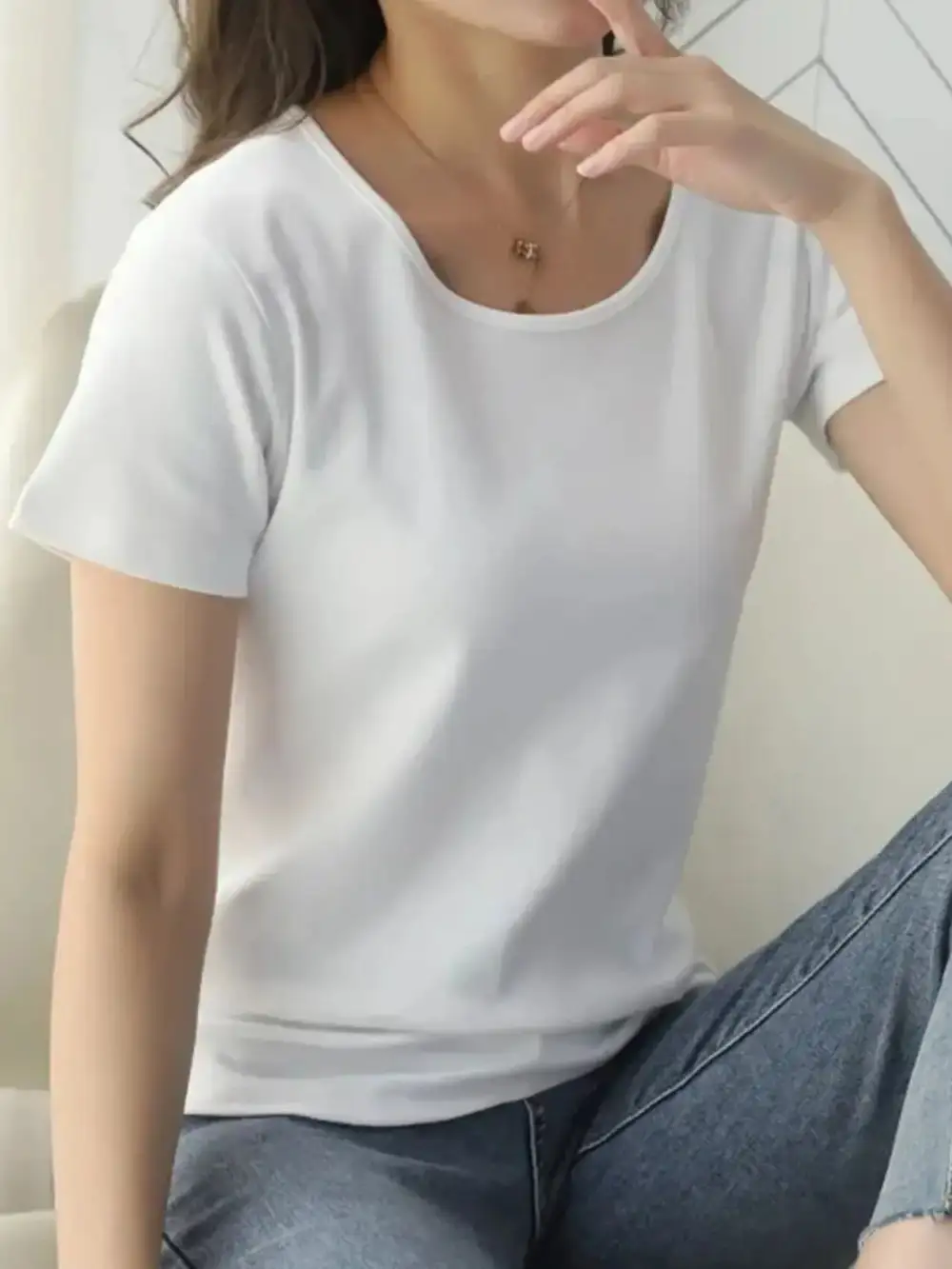 Delicate Round-Neck Short-Sleeve T-Shirt