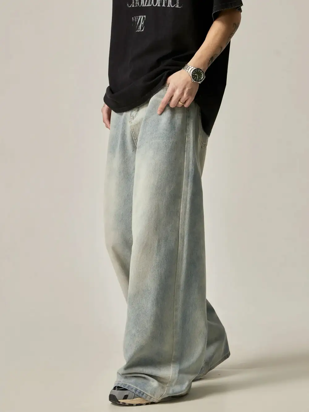 Ultra-Wide Bleached Jeans