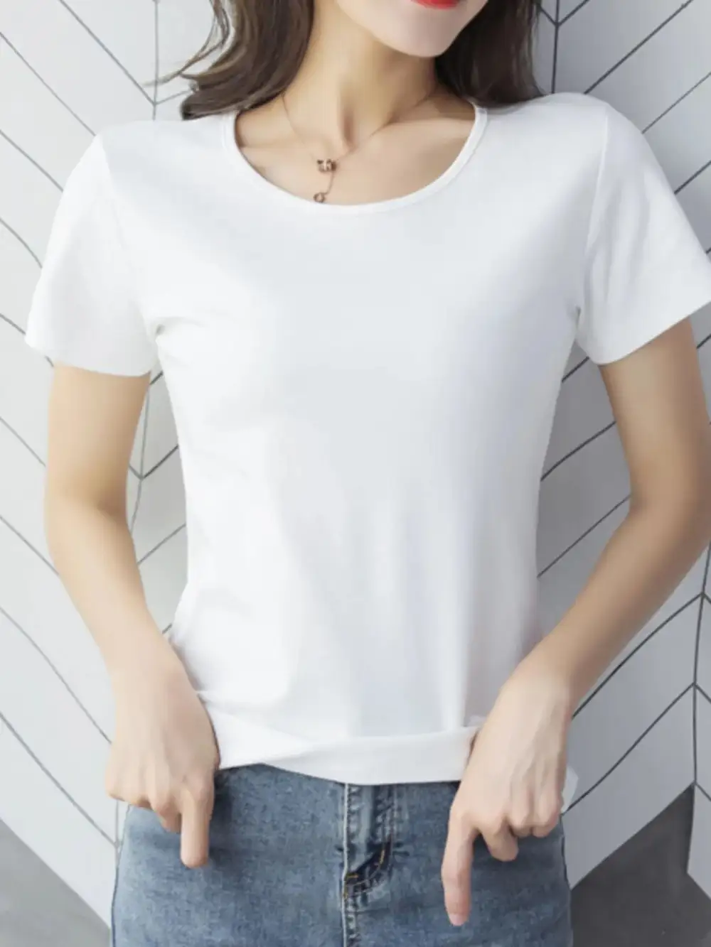 Delicate Round-Neck Short-Sleeve T-Shirt
