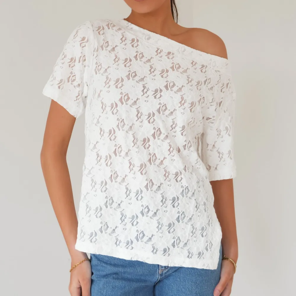 Cropped Lace Essential Casual Tee