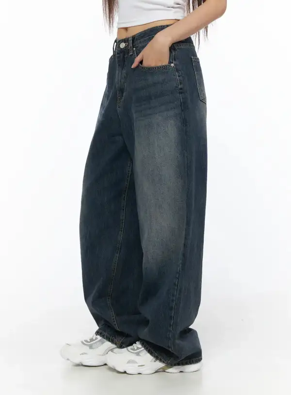 Washed Low-Rise Baggy Jeans