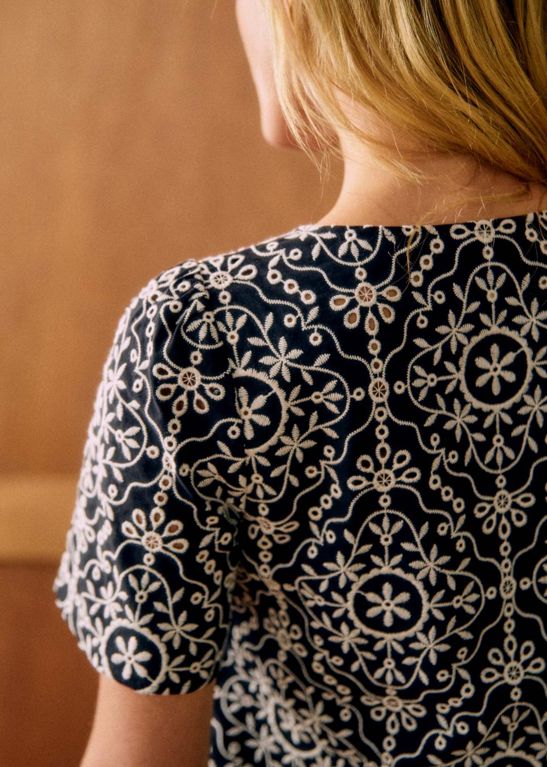 Short Sleeved Recursive Hollow Solid Color Top