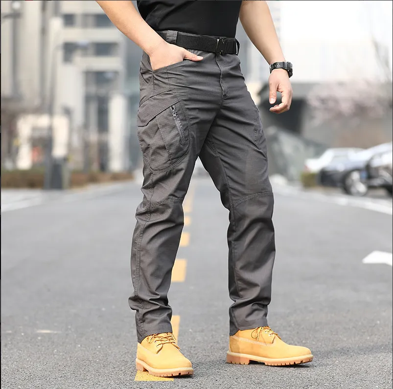 Outdoor-Ready Utility Cargo Trousers for Outdoor Layering
