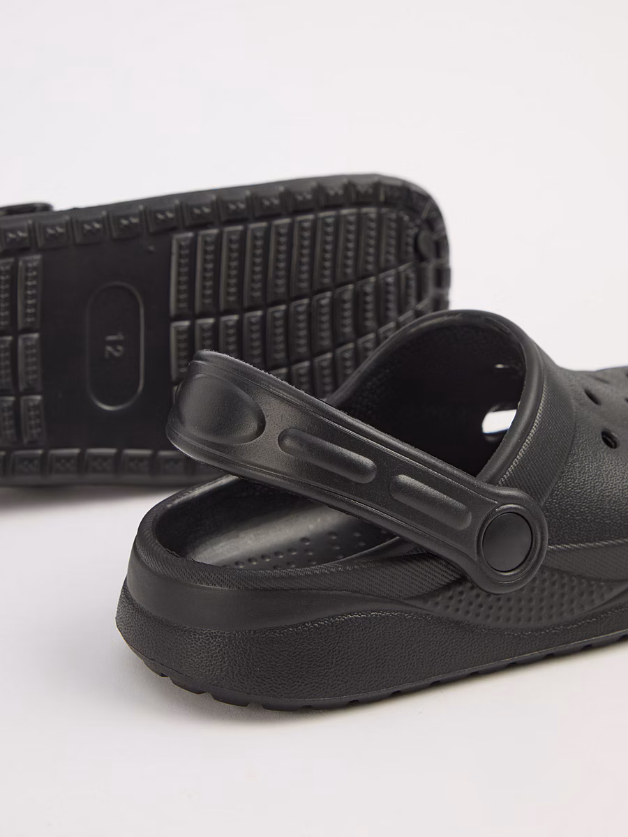Black Clogs Style Shoes detail 2